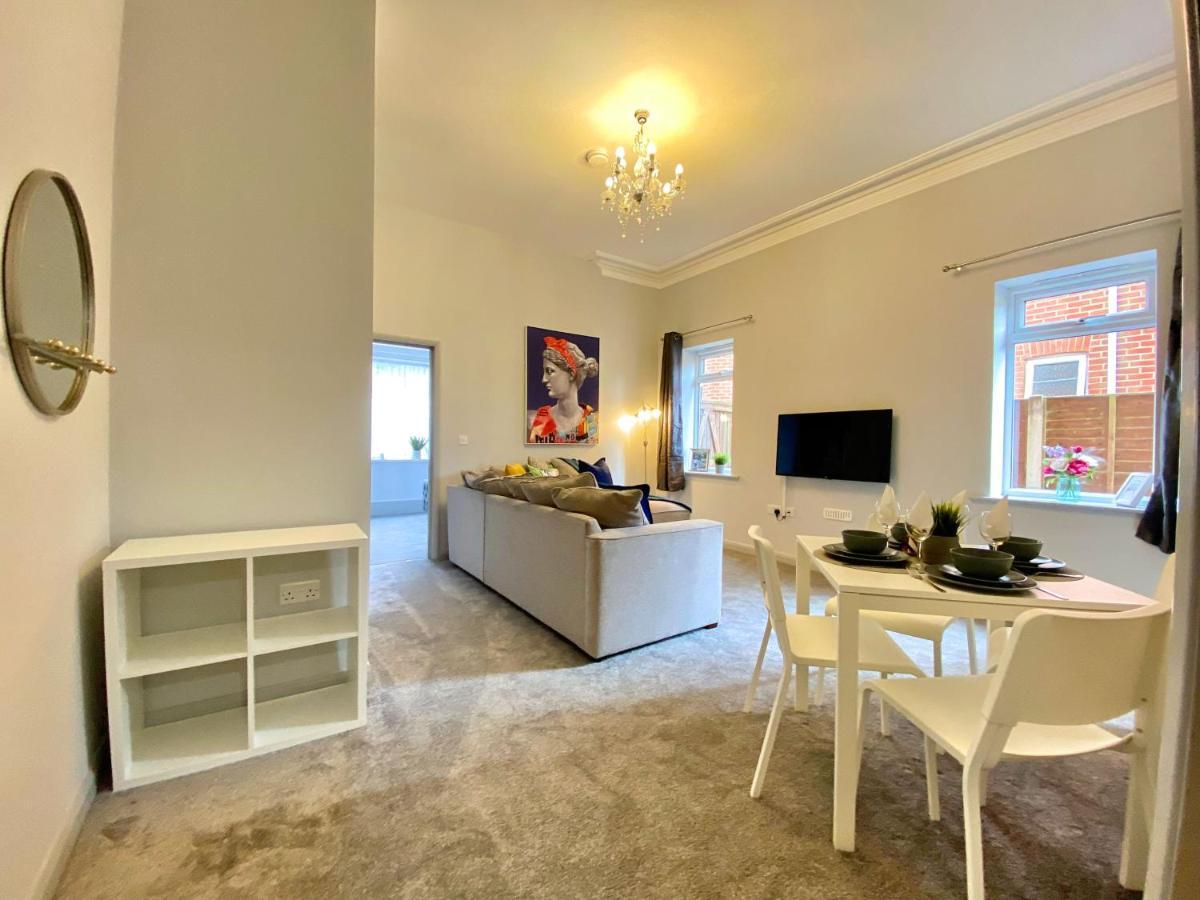 Beautiful Apartment - 5 Minute Walk To The Best Beach! - Great Location - Parking - Fast Wifi - Smart Tv - Newly Decorated - Sleeps Up To 4! Close To Bournemouth & Poole Town Centre Экстерьер фото